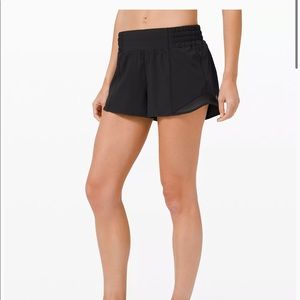 Lululemon Hotty Hot low Rise Lined Shorts 2.5” (size 6)